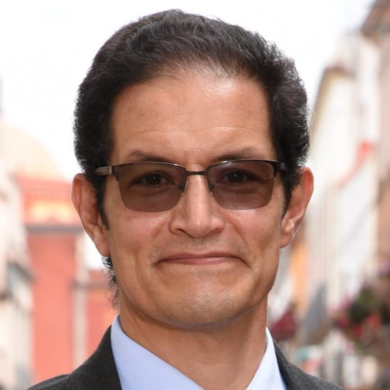 Dr. Víctor Larios Osorio